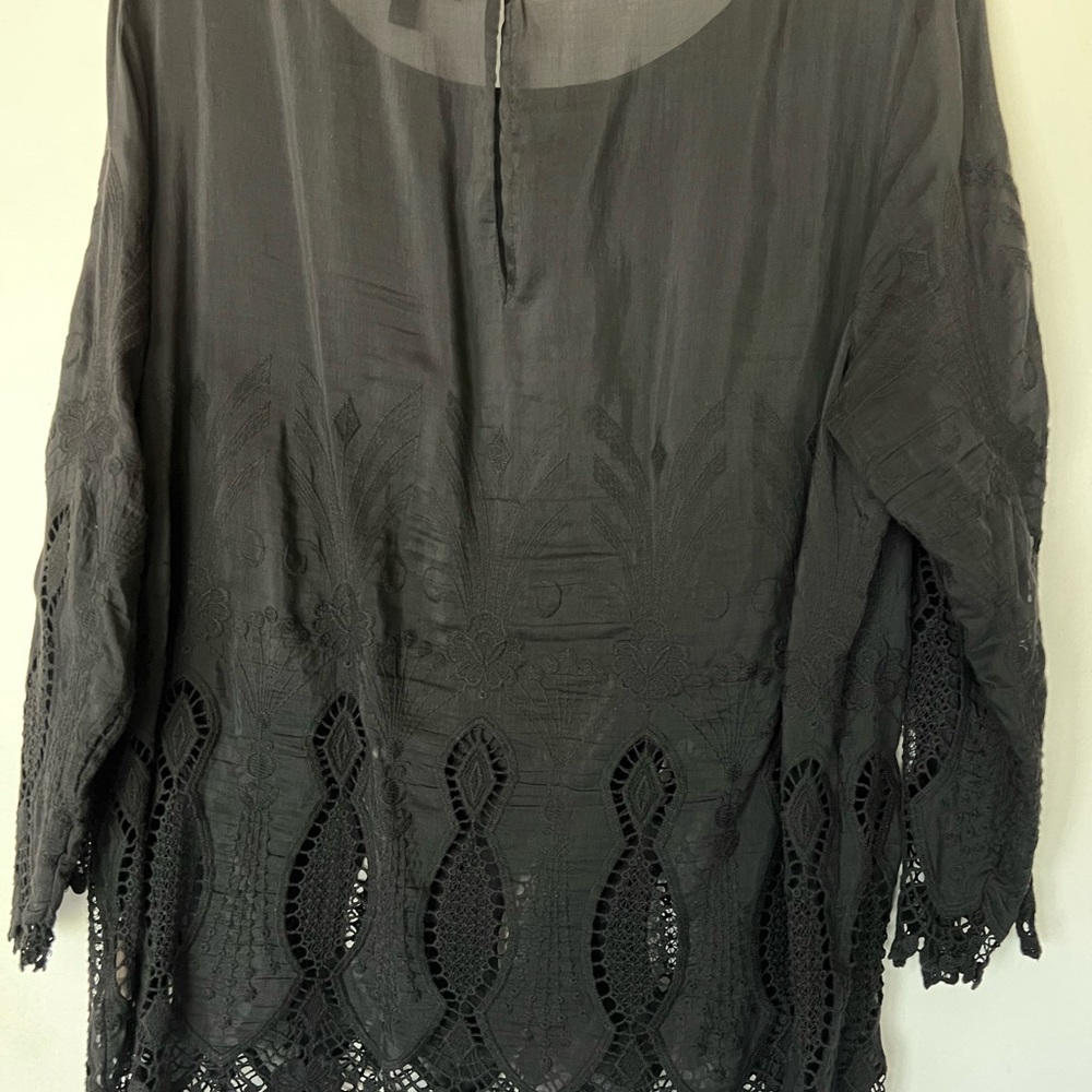Women’s 3/4 sleeve top with lace like sleeves and hem. Thin fabric - Picture 3 of 6